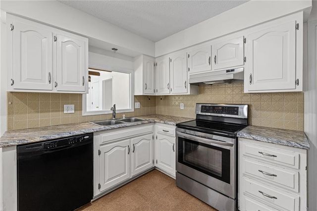905 S Lincoln Avenue, Raymore, MO 64083