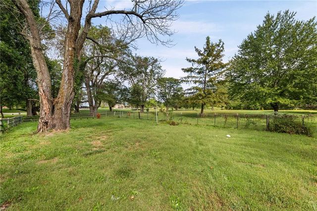905 S Lincoln Avenue, Raymore, MO 64083