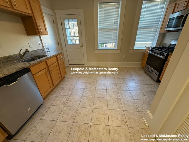 16 Short St 4, Brookline, MA 02446