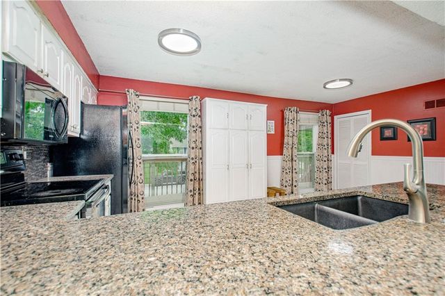205 NE Noeleen Lane, Lee's Summit, MO 64086