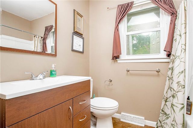 205 NE Noeleen Lane, Lee's Summit, MO 64086