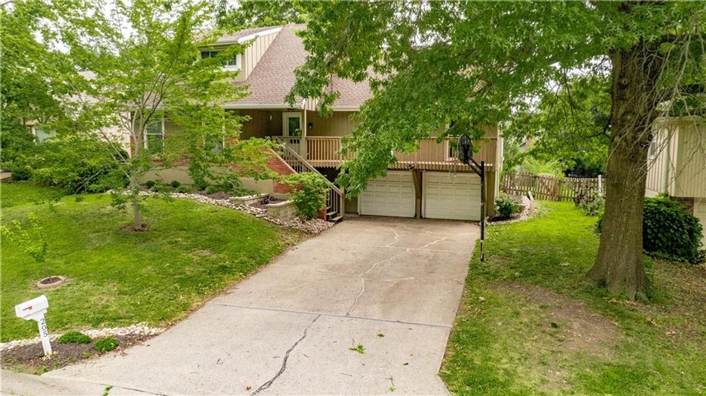 205 NE Noeleen Lane, Lee's Summit, MO 64086
