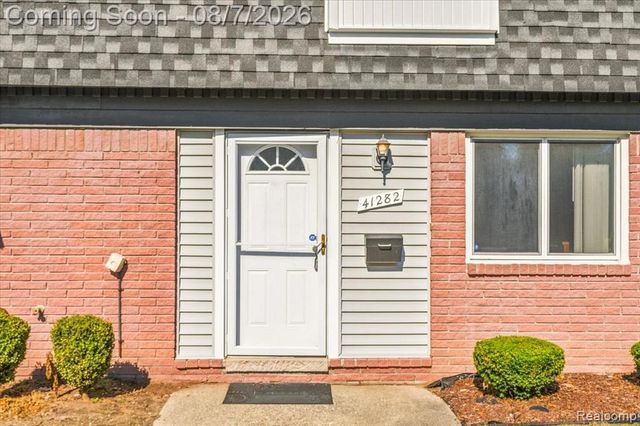 41282 N Woodbury Green Drive, Belleville, MI 48111