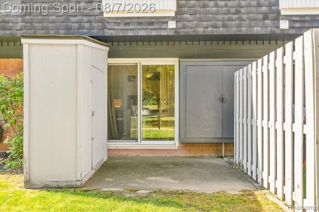 41282 N Woodbury Green Drive, Belleville, MI 48111