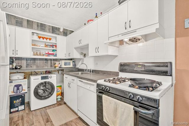 41282 N Woodbury Green Drive, Belleville, MI 48111
