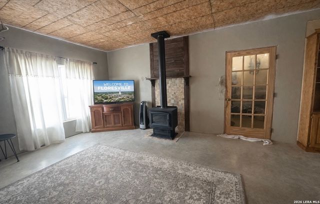 306 Flores Oaks, Floresville, TX 78114