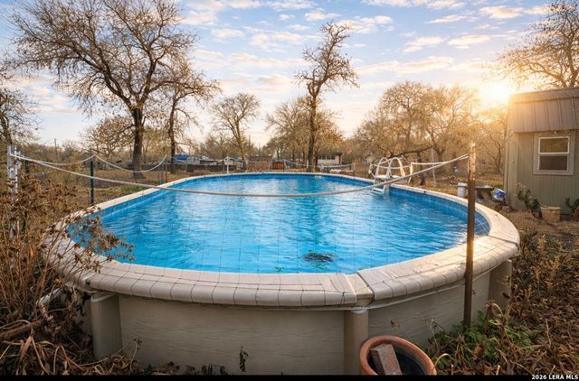 306 Flores Oaks, Floresville, TX 78114