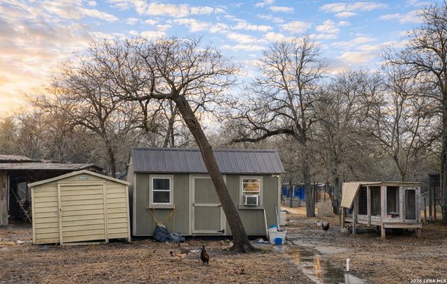 306 Flores Oaks, Floresville, TX 78114