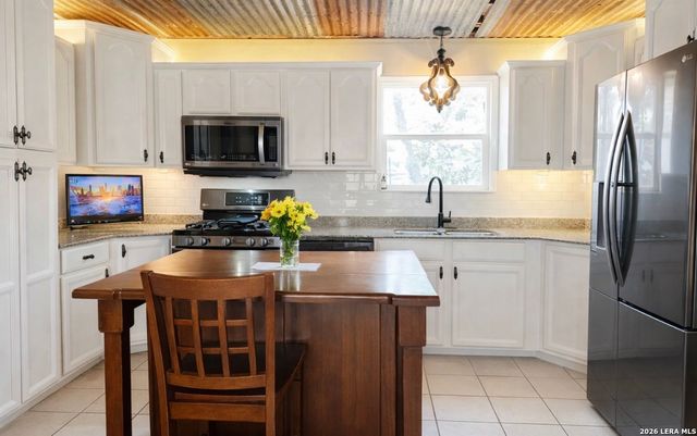 306 Flores Oaks, Floresville, TX 78114