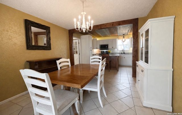 306 Flores Oaks, Floresville, TX 78114