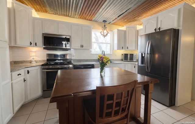 306 Flores Oaks, Floresville, TX 78114