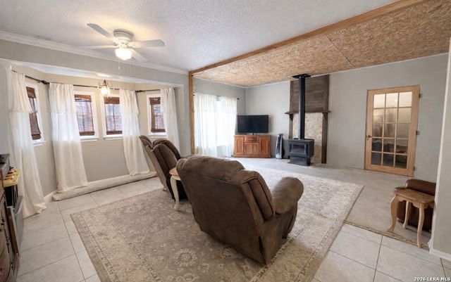 306 Flores Oaks, Floresville, TX 78114