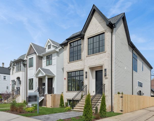 2214 W Oakdale Avenue, Chicago, IL 60618