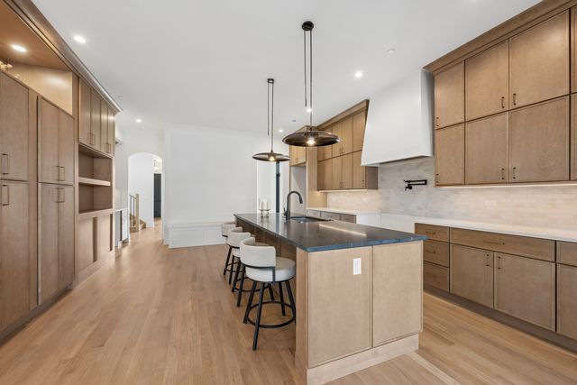 2214 W Oakdale Avenue, Chicago, IL 60618