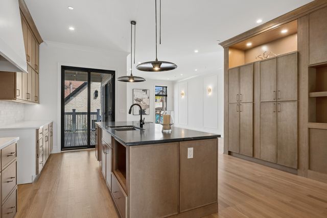2214 W Oakdale Avenue, Chicago, IL 60618