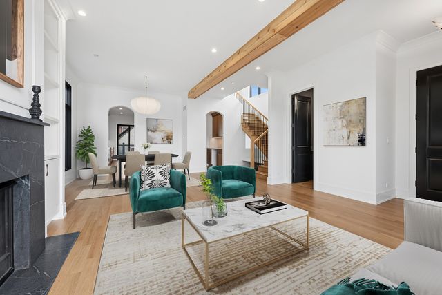 2214 W Oakdale Avenue, Chicago, IL 60618