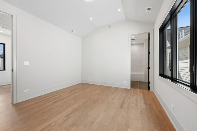 2214 W Oakdale Avenue, Chicago, IL 60618