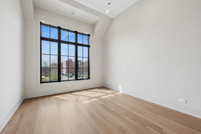 2214 W Oakdale Avenue, Chicago, IL 60618