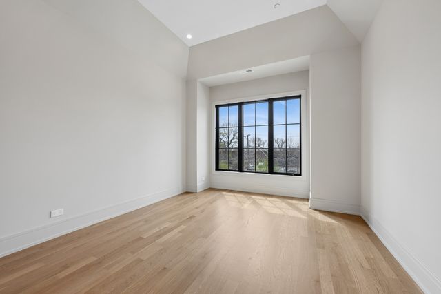 2214 W Oakdale Avenue, Chicago, IL 60618