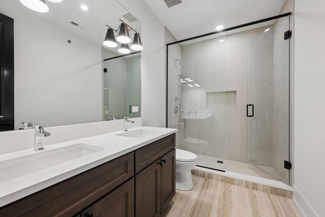 2214 W Oakdale Avenue, Chicago, IL 60618
