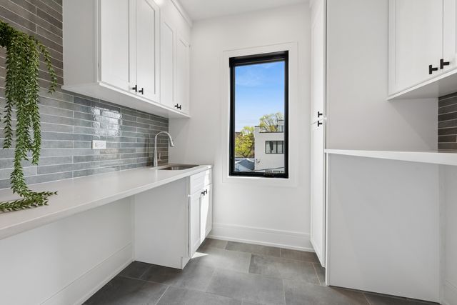 2214 W Oakdale Avenue, Chicago, IL 60618