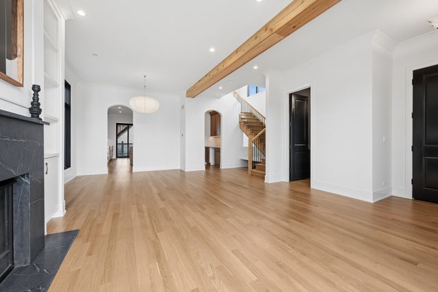 2214 W Oakdale Avenue, Chicago, IL 60618