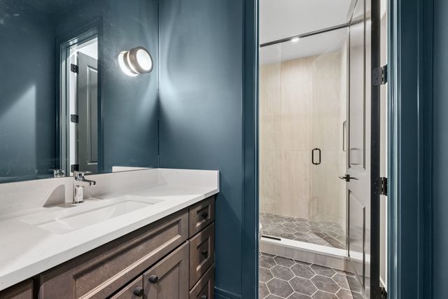 2214 W Oakdale Avenue, Chicago, IL 60618