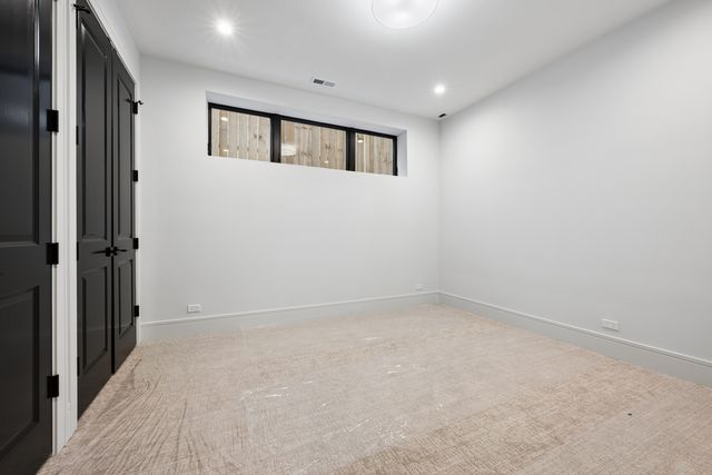 2214 W Oakdale Avenue, Chicago, IL 60618