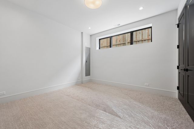 2214 W Oakdale Avenue, Chicago, IL 60618