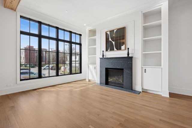 2214 W Oakdale Avenue, Chicago, IL 60618
