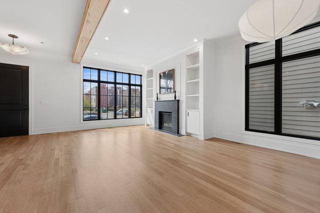 2214 W Oakdale Avenue, Chicago, IL 60618