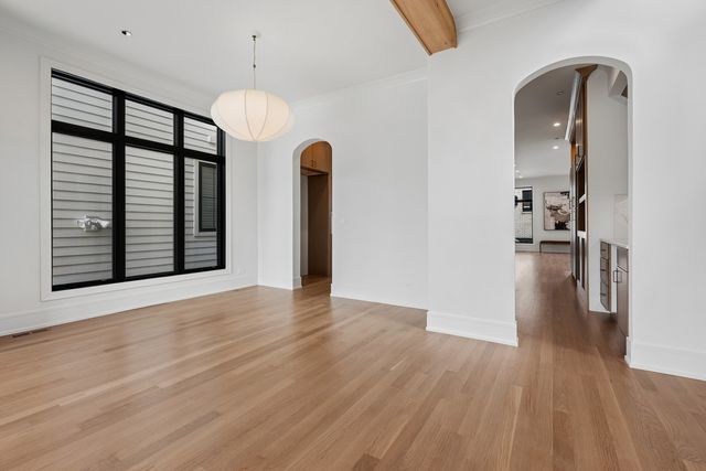 2214 W Oakdale Avenue, Chicago, IL 60618