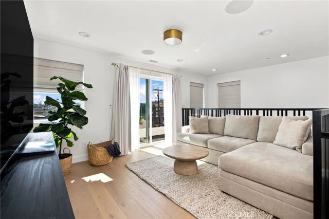 2100 Carnegie Lane, Redondo Beach, CA 90278