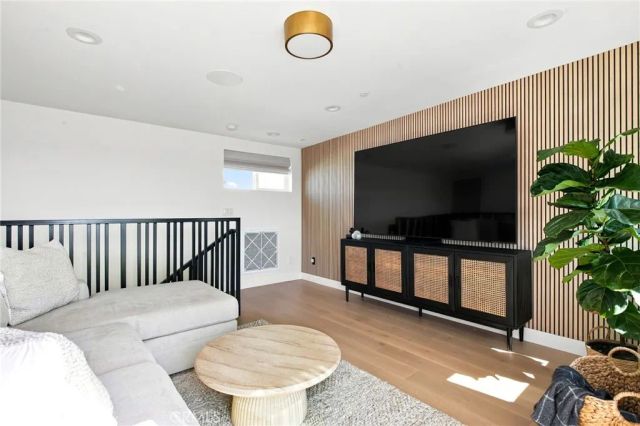 2100 Carnegie Lane, Redondo Beach, CA 90278