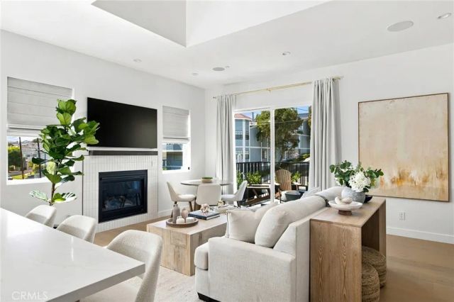 2100 Carnegie Lane, Redondo Beach, CA 90278