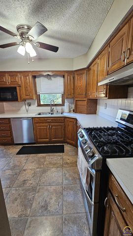 310 Lyter Ct, Carbondale, KS 66414