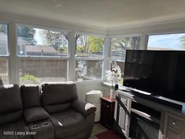 3212 Carrie Dr, Louisville, KY 40216