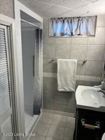 3212 Carrie Dr, Louisville, KY 40216