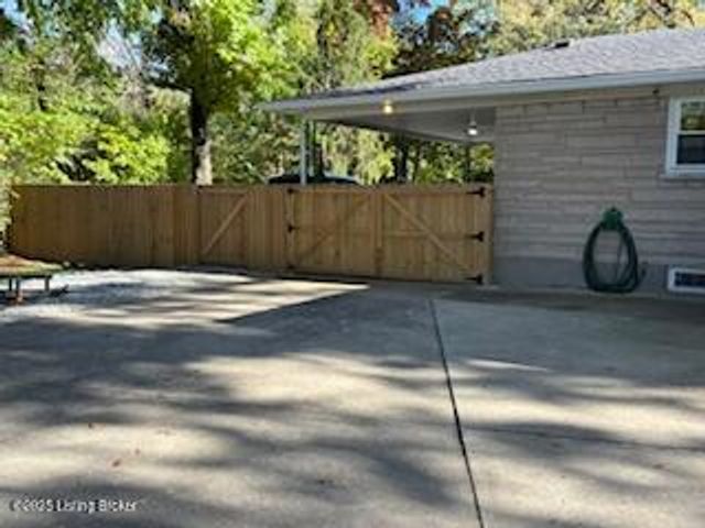 3212 Carrie Dr, Louisville, KY 40216