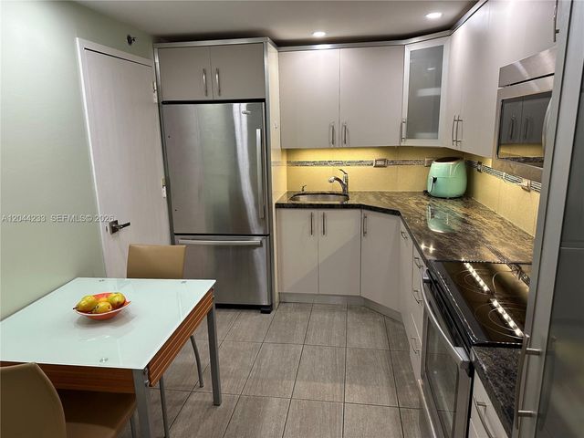 6039 Collins Avenue 1205, Miami Beach, FL 33140