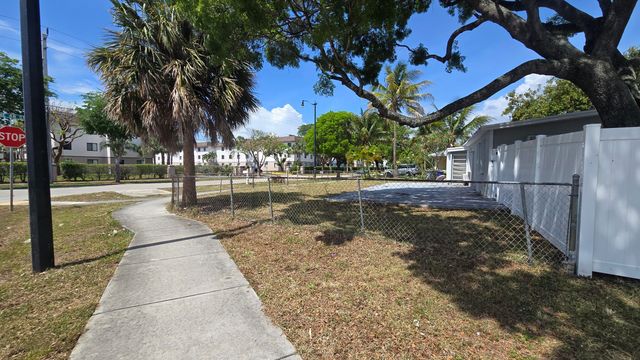 1933 NE 48th Street, Pompano Beach, FL 33064