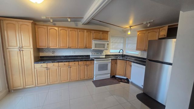 1933 NE 48th Street, Pompano Beach, FL 33064