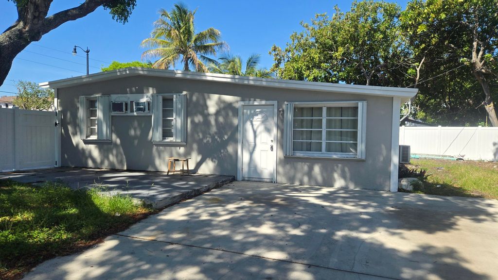 1933 NE 48th Street, Pompano Beach, FL 33064