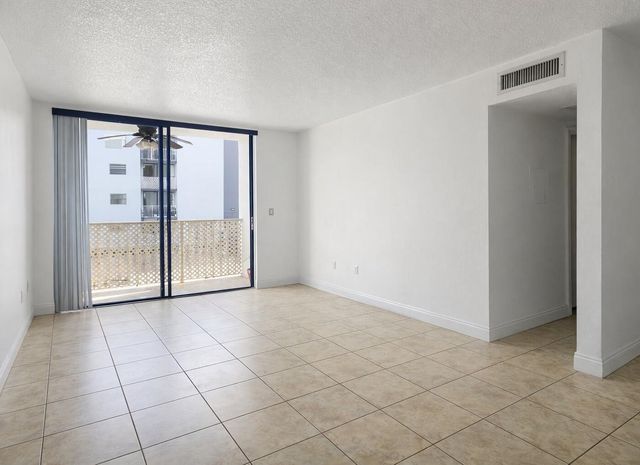 8185 NW 7th Street 214, Miami, FL 33126