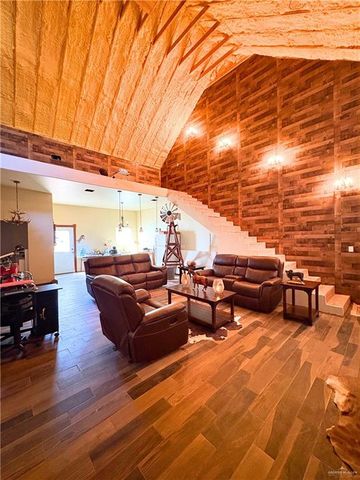 317 N Kika De La Garza Boulevard, La Joya, TX 78560