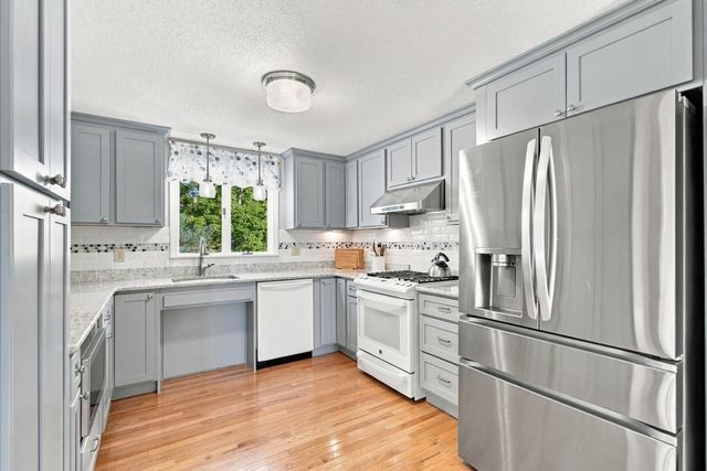 402 Prince Hinckley Rd, Barnstable, MA 02632