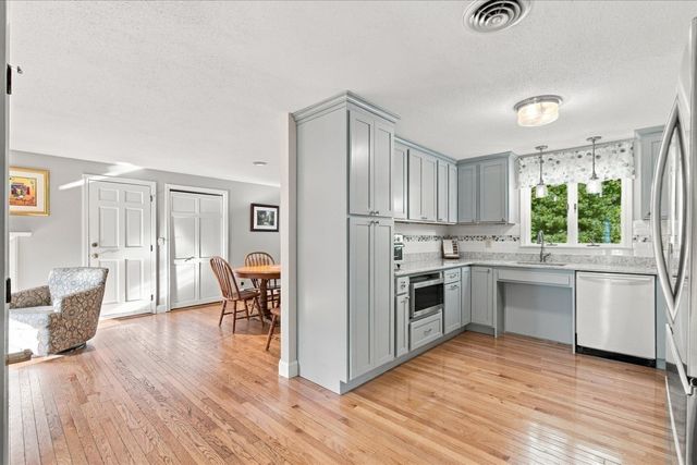 402 Prince Hinckley Rd, Barnstable, MA 02632
