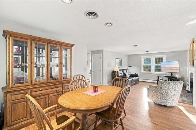 402 Prince Hinckley Rd, Barnstable, MA 02632