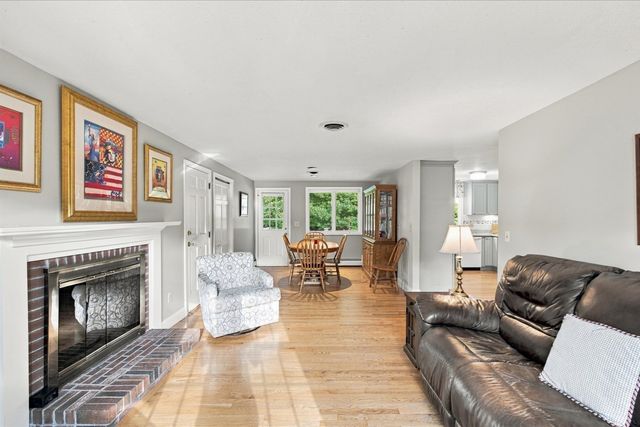 402 Prince Hinckley Rd, Barnstable, MA 02632