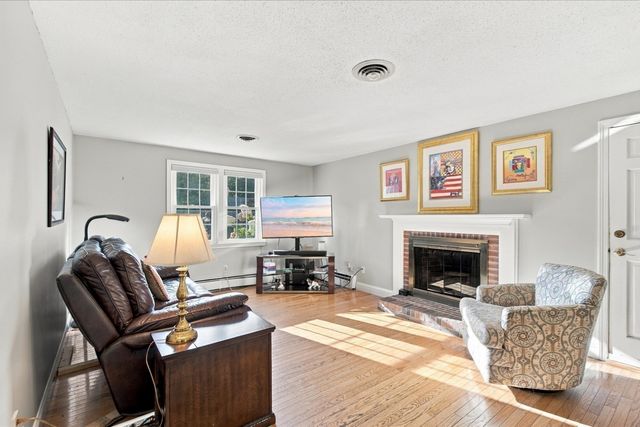 402 Prince Hinckley Rd, Barnstable, MA 02632